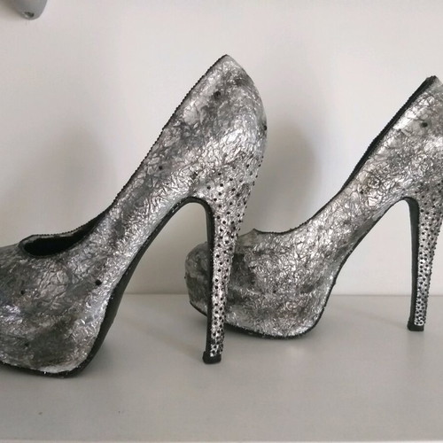 Silver pumps with inner platform, narrow fit, tested only