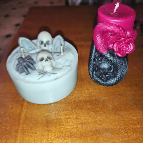 2 scented candles with dark vanilla aroma and skull candle gift
