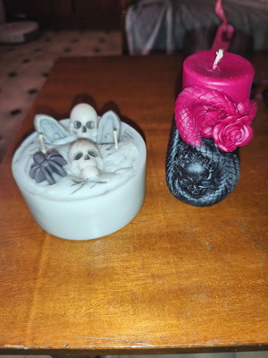 2 scented candles with dark vanilla aroma and skull candle gift