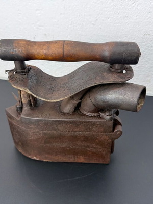 Old Charcoal Iron No. 8074 like new