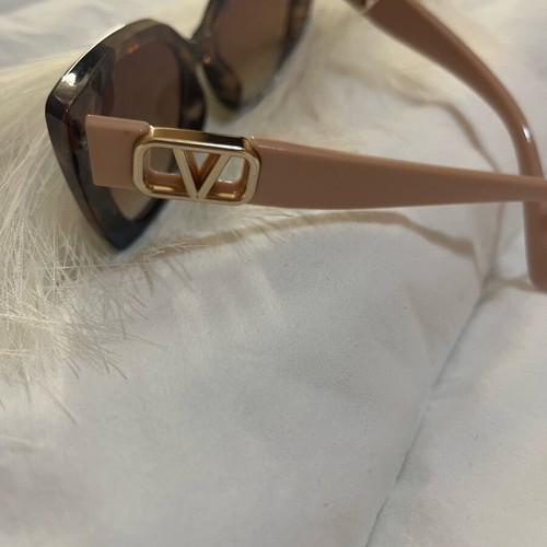 Women’s Tortoise Sunglasses new with pink arms and gold detail