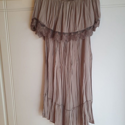 Strapless dress with ruffles medium size like new, beige