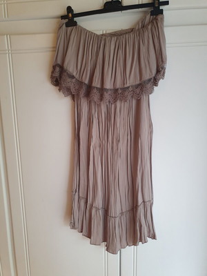 Strapless dress with ruffles medium size like new, beige