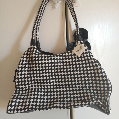 Black and white chic shoulder bag with flower detail