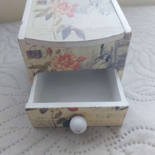 Accessory box like new with storage space and mirror