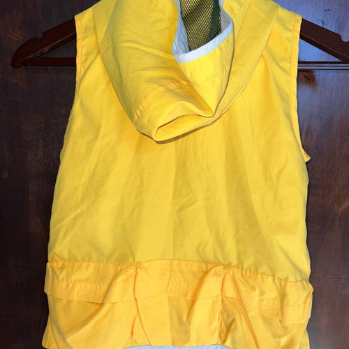 Gap sleeveless windbreaker used for boy 4 years old, yellow