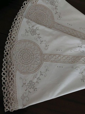 Round tablecloth 165cm beige like new with appliqué motifs and rich embroidery