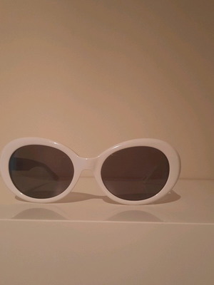 Roxy round white sunglasses used with case