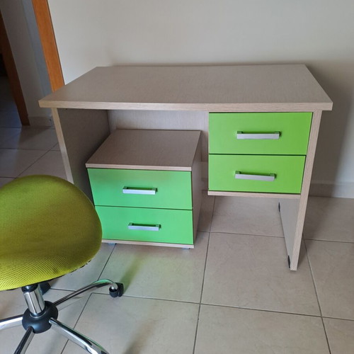 Complete children's bedroom set like new with bed, mattress, desk, chair