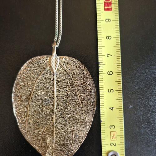 Leaf necklace like new, gold-colored