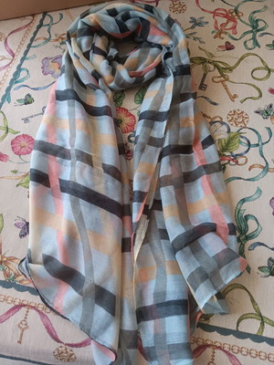 Women's scarf like new with large chequered print multicolor
