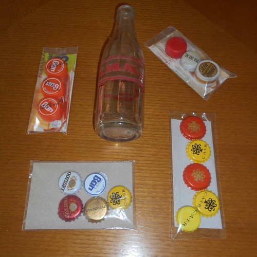 Small collectible set used with bottle and caps