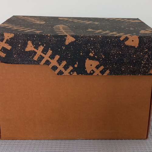 Cardboard box with lid used, dimensions 33x23x22.5 cm