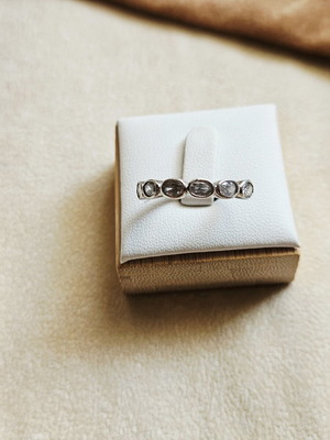 Silver 925 ring with oval shiny stones