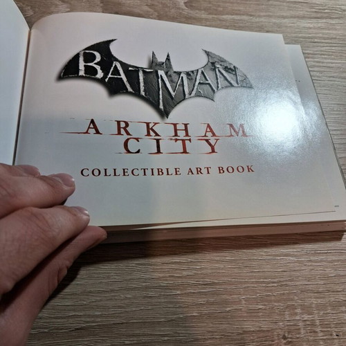 Batman Arkham City Collectors book and game like new for PlayStation 3
