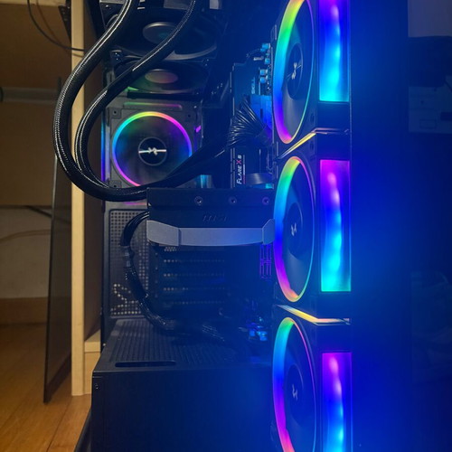 Gaming PC Ryzen 7 9800X3D with RTX 5080 like new