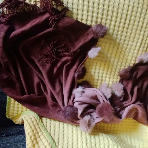 Scarf with pom poms and fringes like new