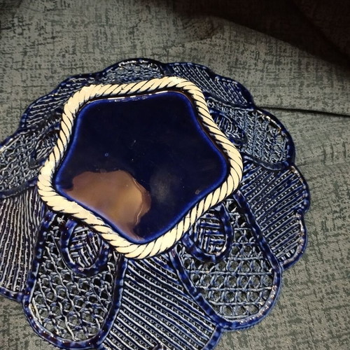 Decorative platter used in blue tone