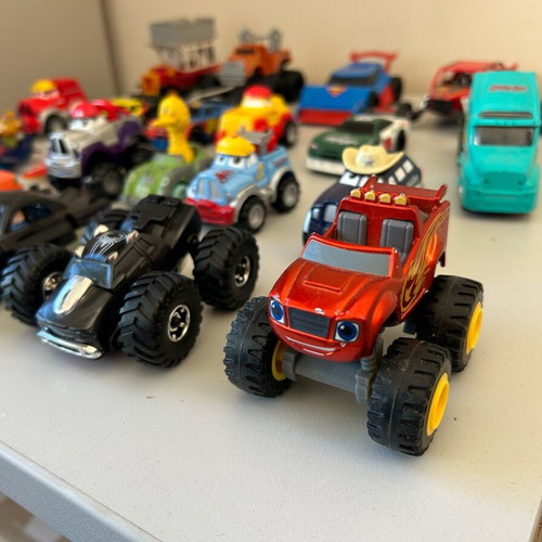 Old toy cars used, pack of 25, medium size