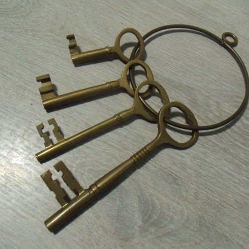 Set of 4 old bronze keys used