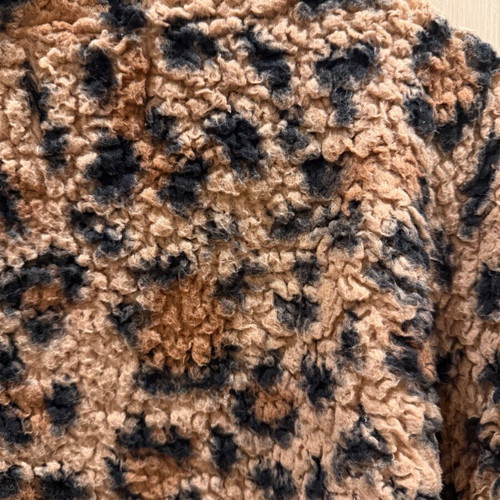 Leopard fleece used, warm and soft with pockets and zipper