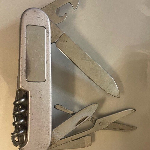 Multitool used with many attachments and tight opening
