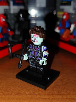 Μινιφιγούρα Zombie Hawkeye με βάση και τόξο