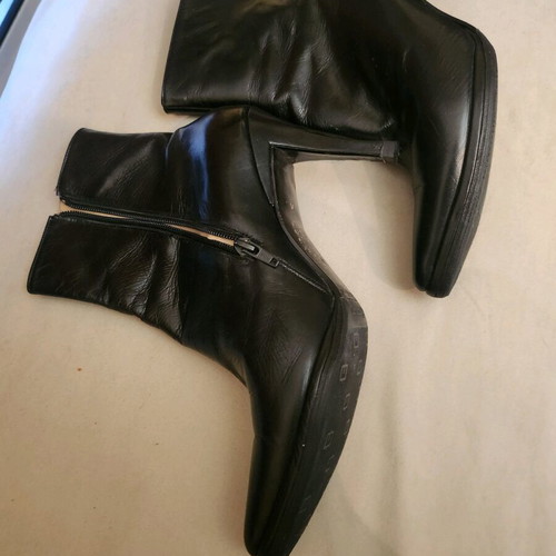 Charles Jourdan leather boots black, like new with zipper
