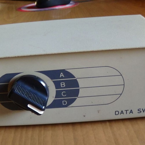 Data Switch 4 θυρών χειροκίνητο μεταχειρισμένο, υποδοχές DB25 θηλυκές