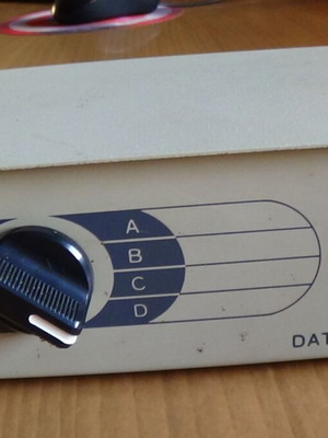 Data Switch 4 θυρών χειροκίνητο μεταχειρισμένο, υποδοχές DB25 θηλυκές