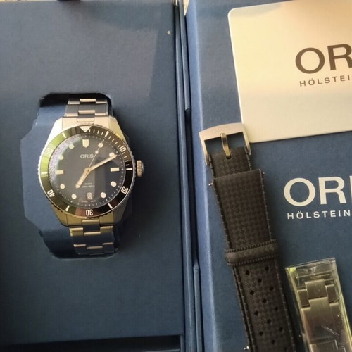 Oris Divers Date 39mm watch, blue dial, ceramic bezel