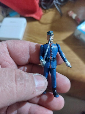 Фигура на офицер от Атина употребявана с повреди