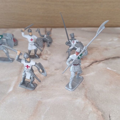 Set of 14 Crusaders and 2 Knights figures