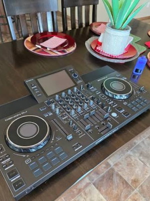 Denon SC Live 4 DJ controller