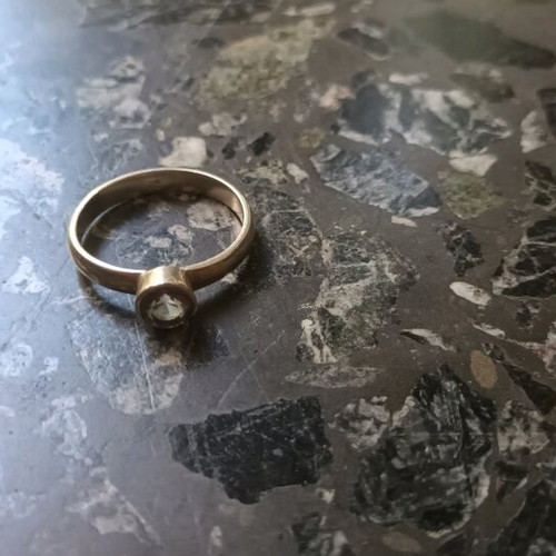 Silver ring 925 like new with purple iridescent stone, size 57