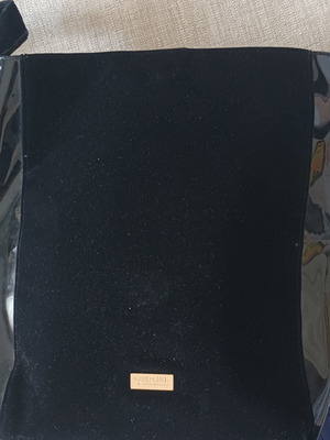 Carolina Herrera Good Girl shoulder bag like new, black velvet