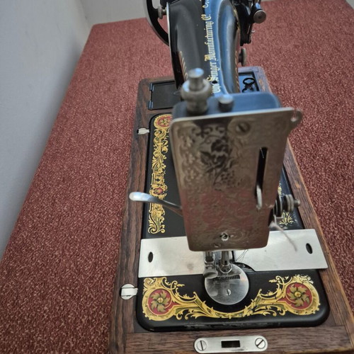 Singer sewing machine 1934 like new with original wooden case