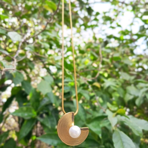 Necklace with pearl used, gold-colored