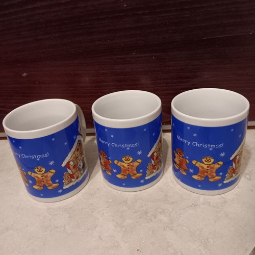 Set of 3 Christmas mugs like new