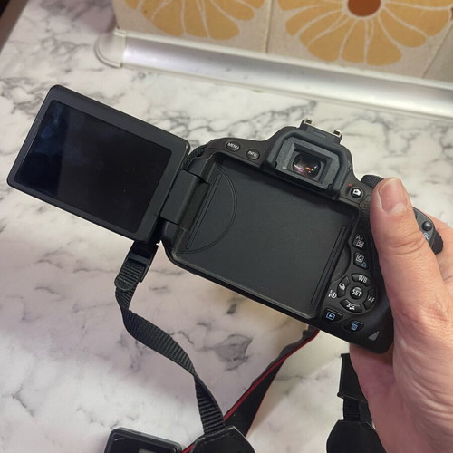 Canon 700D used with two lenses 18-55 and 24mm, two batteries