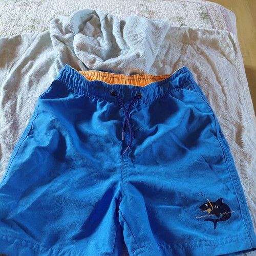 Admiral boys' swimwear set size 6 years like new, 3 swimsuits and poncho