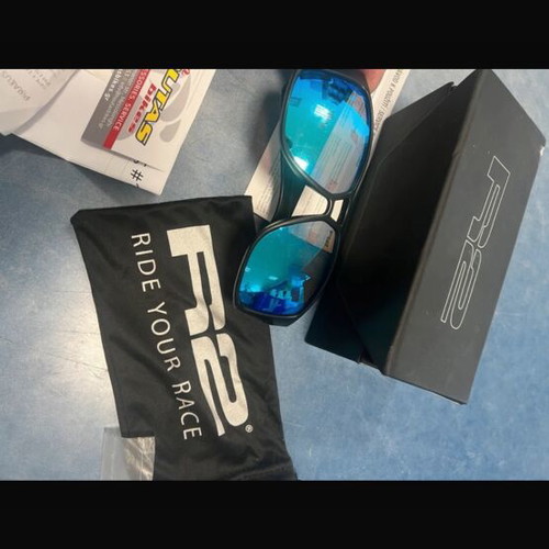 R2 Model tr 90 sunglasses used, black and blue