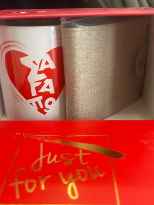 Gift set mug and wallet in paper packaging