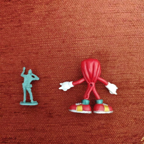 Figures pack of 2, like new