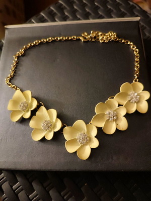 Accessorize ρομαντικό περιδέραιο χρυσαφί με άσπρα λουλούδια και στρας σαν καινούργιο