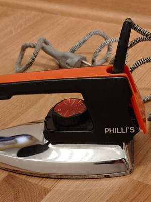 Vintage Philli's iron used with Greek program selector