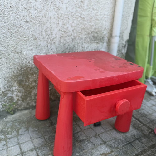Children's Table with Drawer used, red color