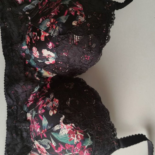 Set of 4 bras used, excellent condition