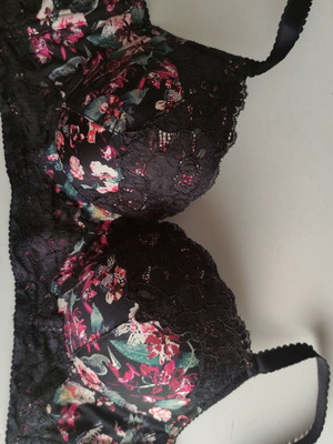 Set of 4 bras used, excellent condition