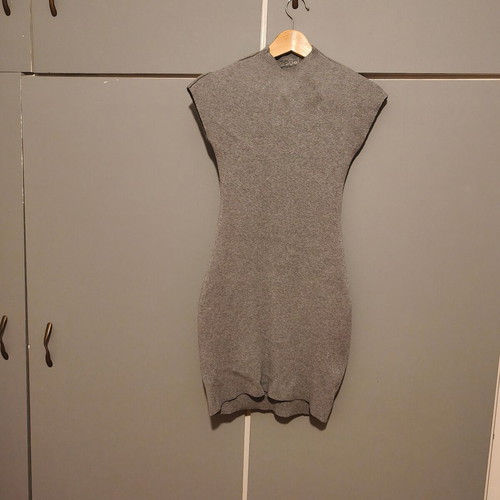 Grey mini fitted dress with beautiful texture and beret gift